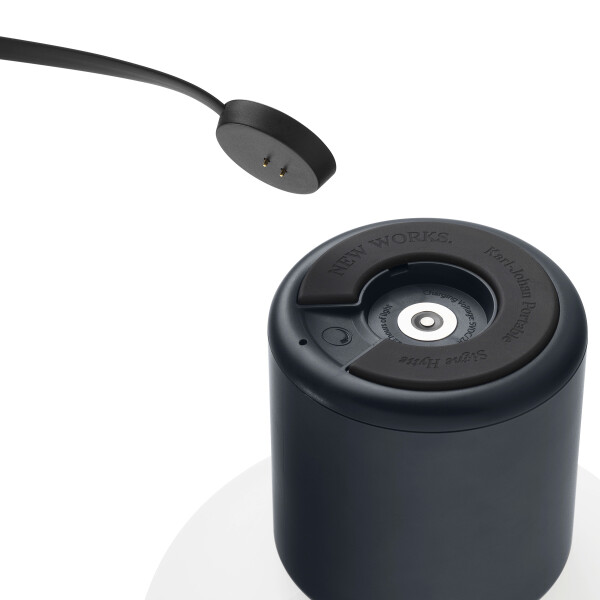 New Works Karl Johan Portable Cold Black 22011 front bottom charger white kuva