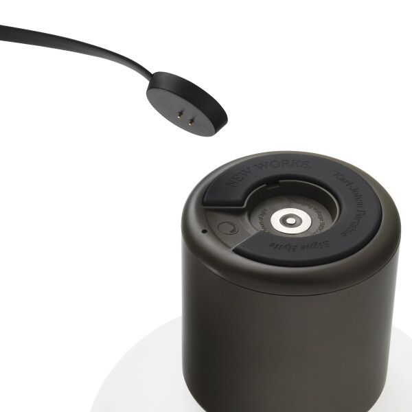 New Works Karl Johan Portable Forest Green 22010 bottom charger white kuva