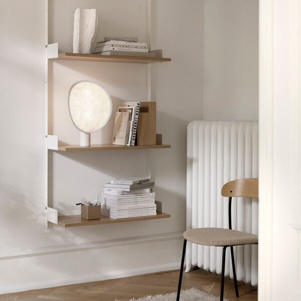 New Works Spring 2022 Tense Portable Table Lamp White New Works Wall Shelf White Oak kuva