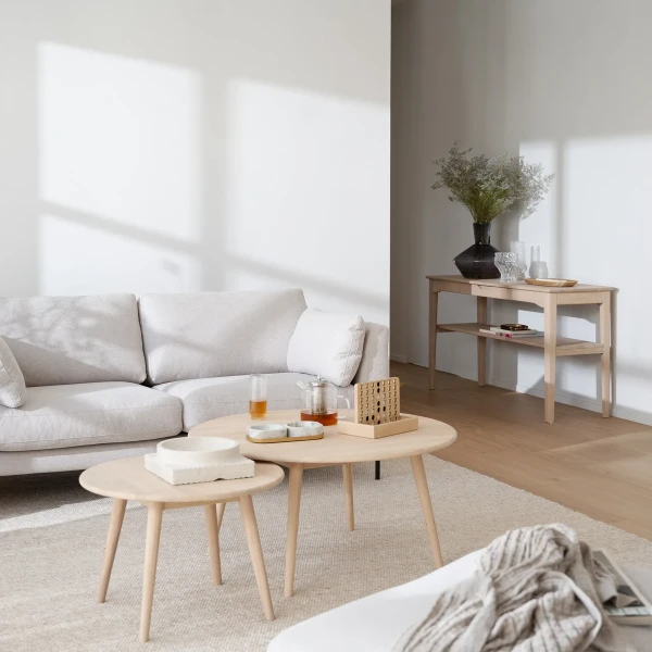 Rowico Tompkins coffee table Markham console table in whitewash oak kuva