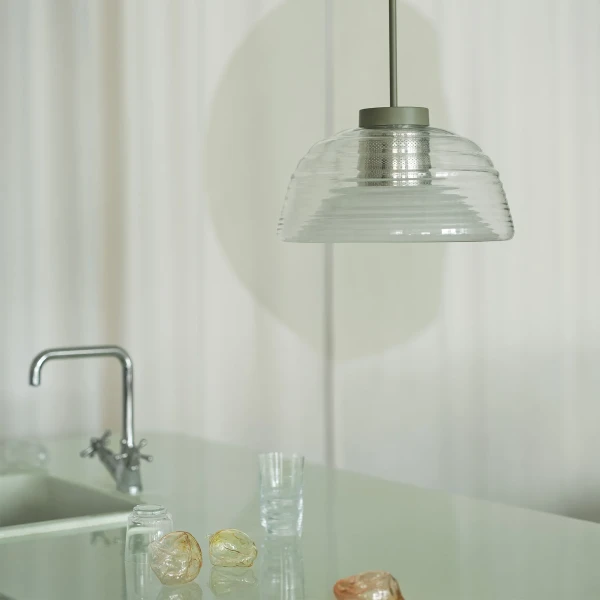 Two layer 37 olive raise glasses clear muuto org kuva