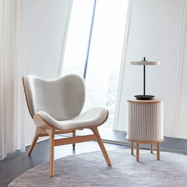 UMAGE A Conversation Piece Audacious side table Asteria table lamp pearl white black base kuva