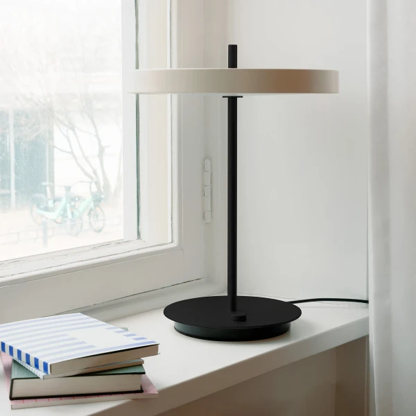 UMAGE lifestyle Asteria table lamp pearl white black base 1 kuva