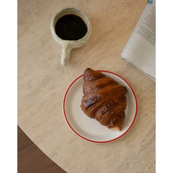 UMAGE lifestyle Gather cafe table travertine Heiko dining chair walnut 2 kuva