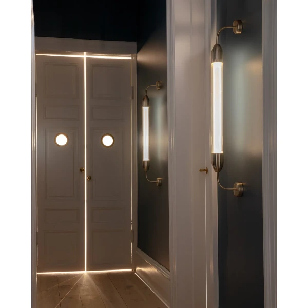 UMAGE lifestyle Lemon Squeeze wall lamp long single brass kuva