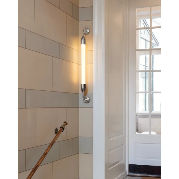 UMAGE lifestyle Lemon Squeeze wall lamp long single polished steel kuva